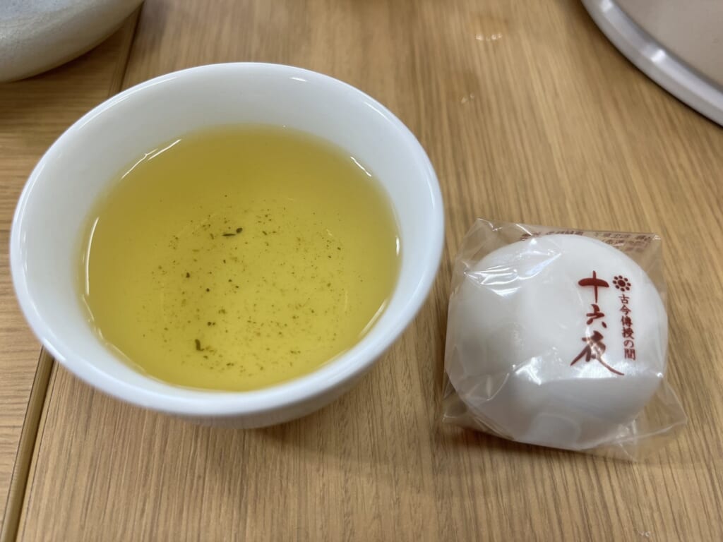 湯呑みに淹れた栄西茶